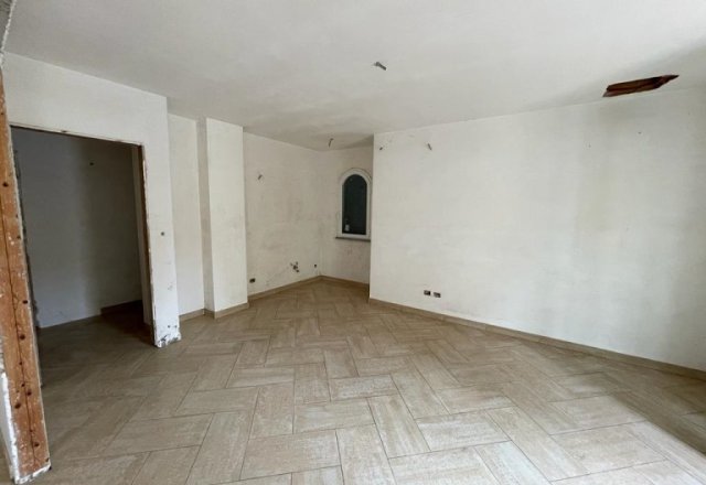 Mezzanine floor apartment with large basement