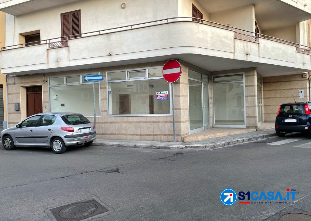Rent Shop/Commercial Local Galatone - Commercial room in Viale Aldo Moro ground floor Locality 